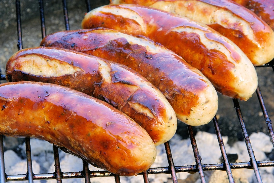 Eine Bratwurst mit Brot und ein Getränk gratis