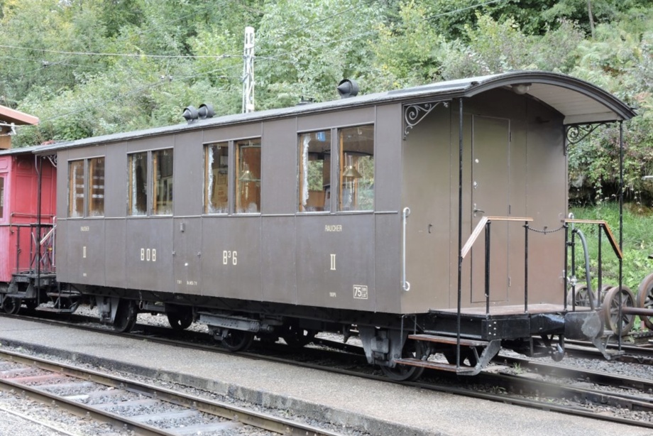 Votre voiture réservée derrière un train régulier au Blonay-Chamby