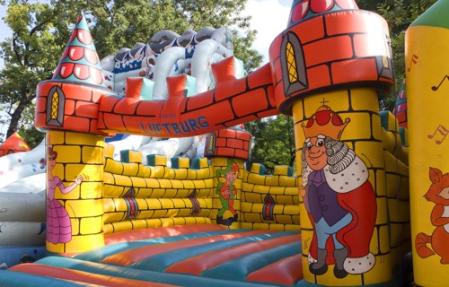 un château gonflable pour une institution dont les enfants ont un trouble mental